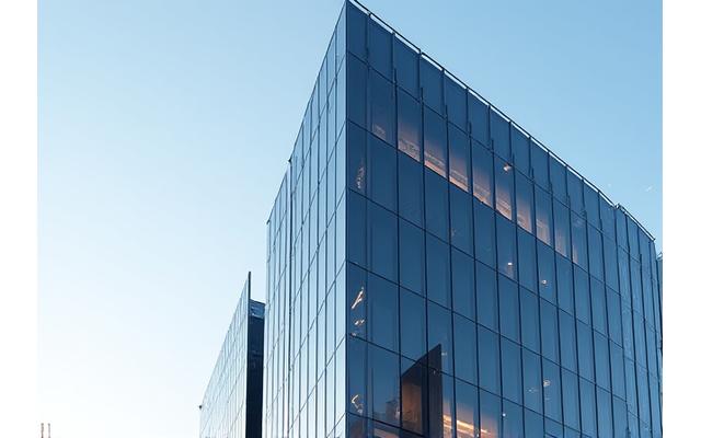 현대적인 고층 상업 빌딩의 외관